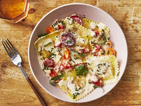 How many protein are in lobster ravioli with sage cream sauce, green peas, wheat roll and smart balance spread (600hs) - calories, carbs, nutrition