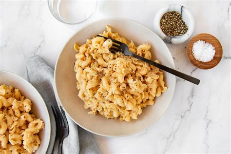 How many protein are in macaroni pasta in a creamy cheddar cheese sauce and served with toasted garlic bread - calories, carbs, nutrition