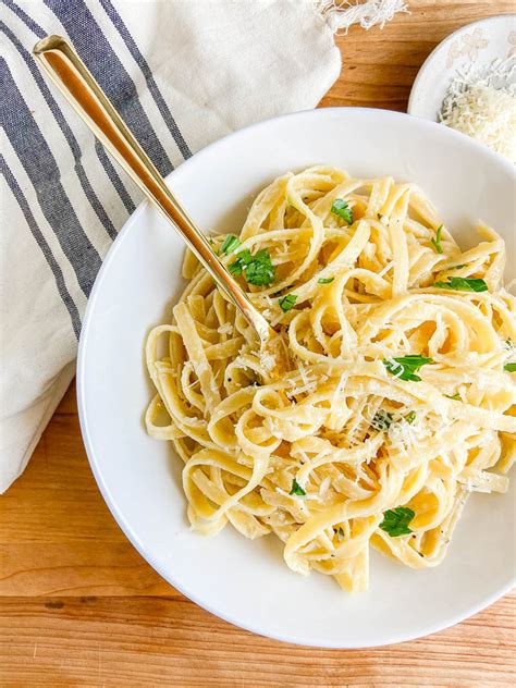 How many protein are in meals - fettuccini alfredo - calories, carbs, nutrition