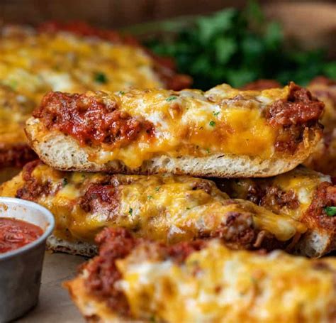 How many protein are in meat lasagna with garlic bread - calories, carbs, nutrition