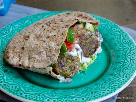 How many protein are in mediterranean pocket pita - calories, carbs, nutrition