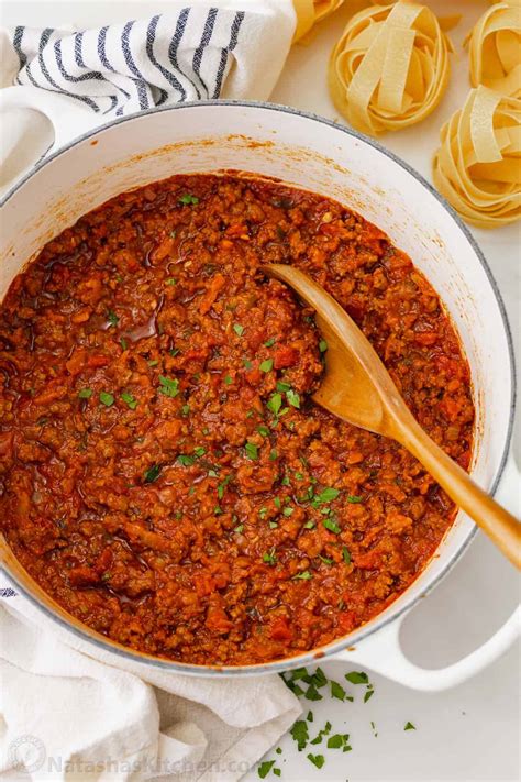 How many protein are in minced irish beef in a rich tomato bolognaise sauce pasta bake - calories, carbs, nutrition
