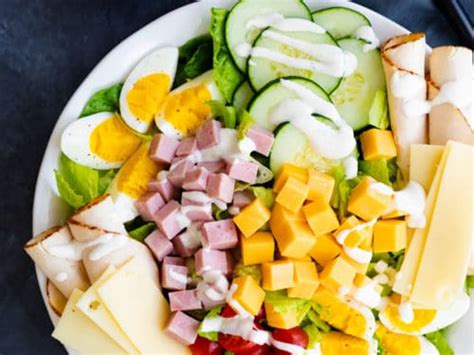 How many protein are in mini chef salad - calories, carbs, nutrition