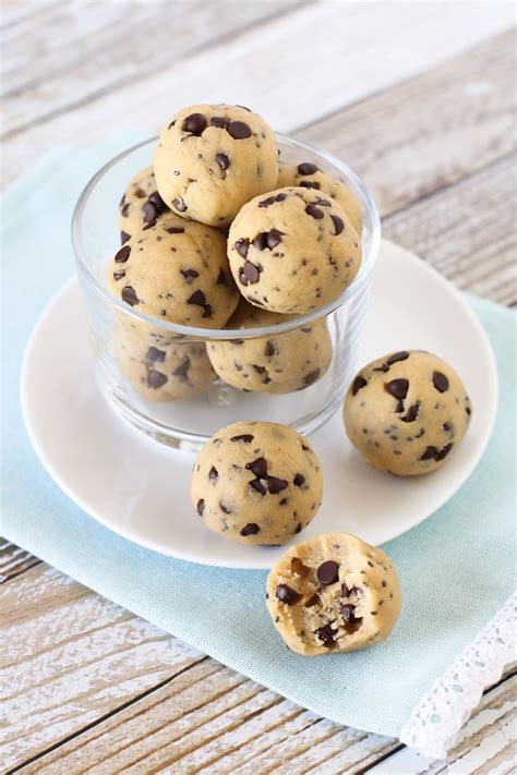 How many protein are in mini chocolate chip cookies (2) - calories, carbs, nutrition