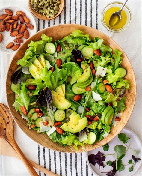 How many protein are in mixed green salad - calories, carbs, nutrition