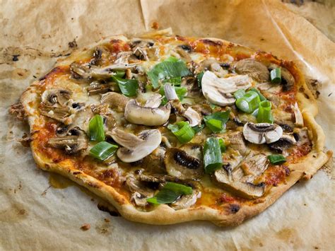 How many protein are in mushroom and onion pizza - calories, carbs, nutrition