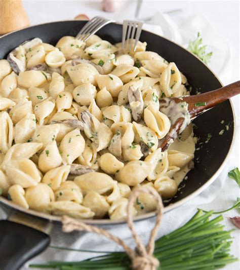 How many protein are in mushroom pasta sauce - calories, carbs, nutrition