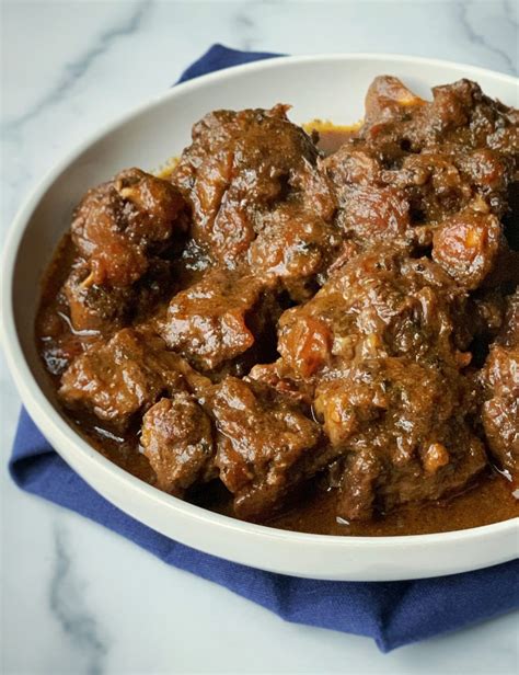 How many protein are in oxtail stew - calories, carbs, nutrition