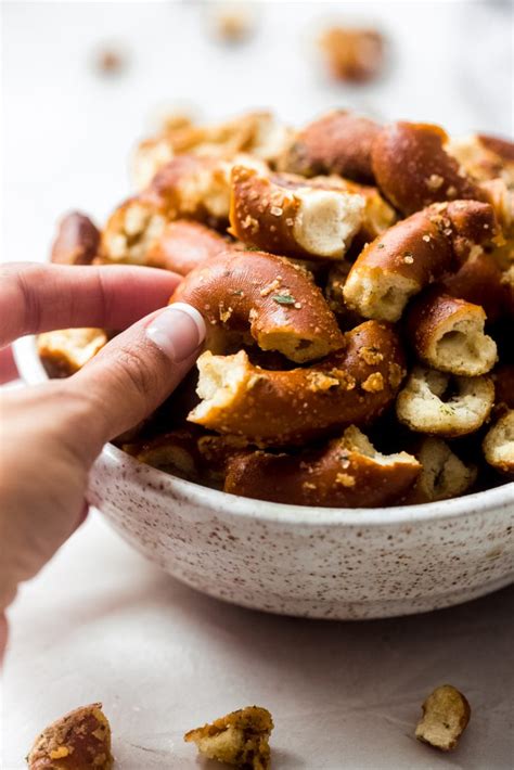 How many protein are in parmesan garlic pretzel - calories, carbs, nutrition