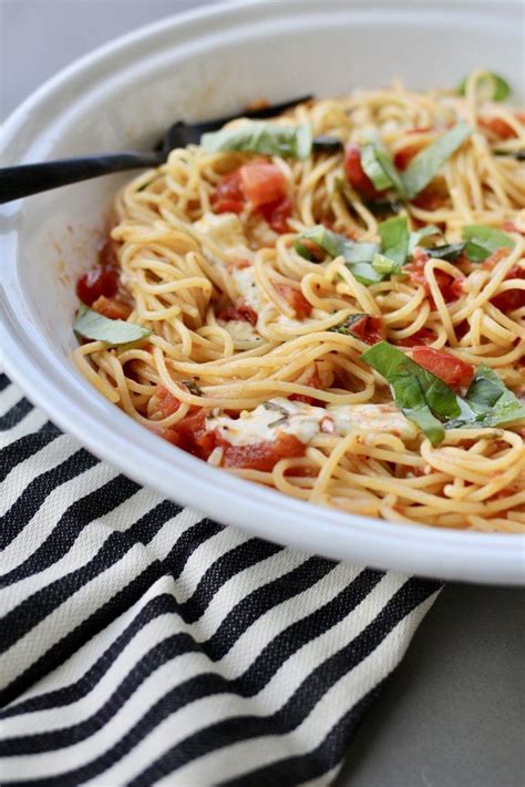 How many protein are in pasta margherita - calories, carbs, nutrition