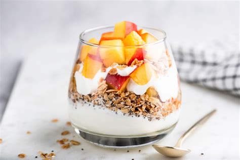 How many protein are in peach and yogurt parfait (30965.0) - calories, carbs, nutrition
