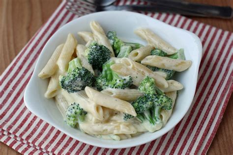 How many protein are in penne and broccoli alfredo (21475.3) - calories, carbs, nutrition