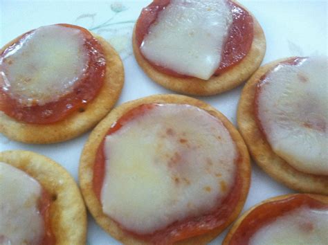 How many protein are in pepperoni cheese with saltine crackers - calories, carbs, nutrition