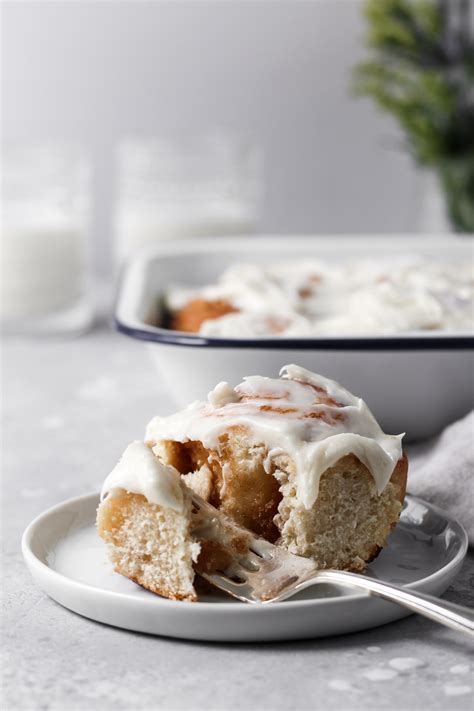 How many protein are in pineapple cinnamon rolls - calories, carbs, nutrition