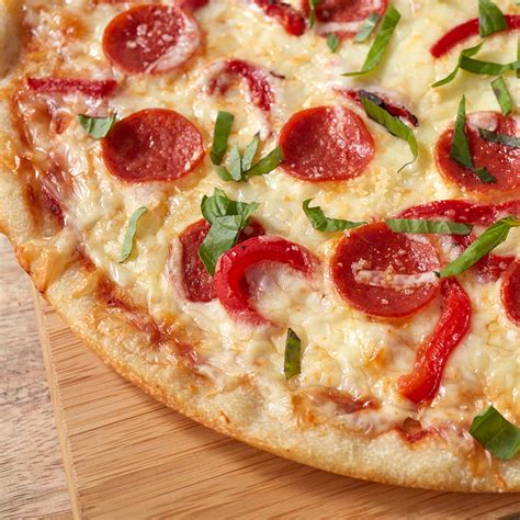 How many protein are in pizza deluxe (pepperoni & mushroom) - calories, carbs, nutrition