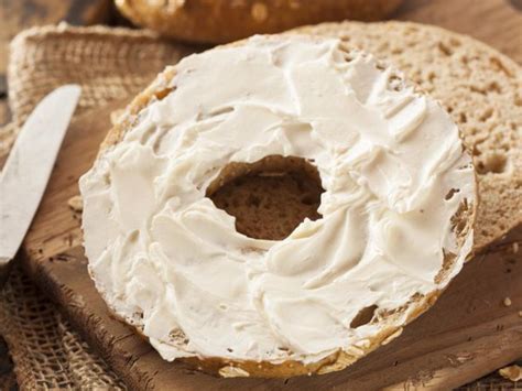 How many protein are in plain bagel with cream cheese - calories, carbs, nutrition