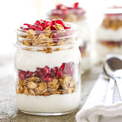 How many protein are in pomegranate yogurt with granola - calories, carbs, nutrition