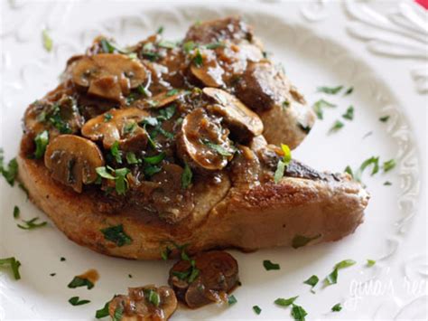 How many protein are in pork chop smothered with onions and mushrooms - calories, carbs, nutrition