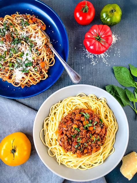 How many protein are in quorn bolognaise served with a fresh green salad - calories, carbs, nutrition