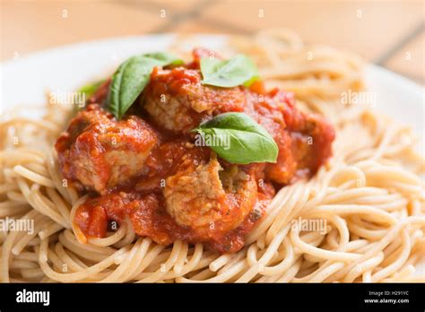 How many protein are in quorn chorizo with a spicy tomato sauce on a bed of spaghetti - calories, carbs, nutrition