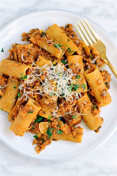 How many protein are in rigatoni with traditional bolognese - calories, carbs, nutrition