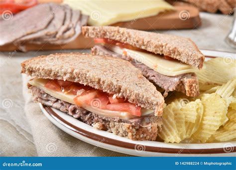 How many protein are in roast beef swiss multi grain (29915.132) - calories, carbs, nutrition