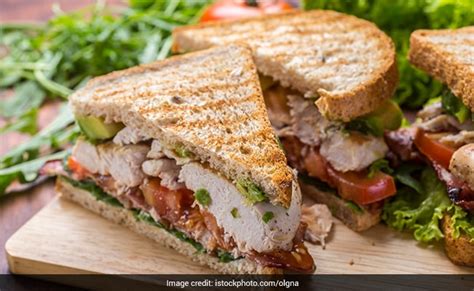 How many protein are in roast chicken sandwich on sliced white bread - calories, carbs, nutrition