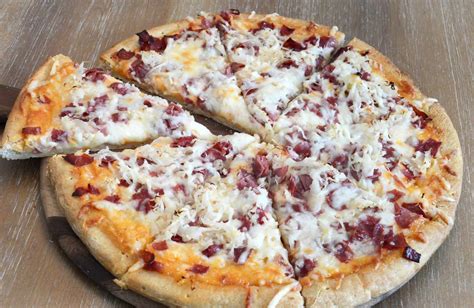 How many protein are in rueben pizza - calories, carbs, nutrition