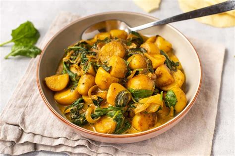 How many protein are in saag aloo - calories, carbs, nutrition