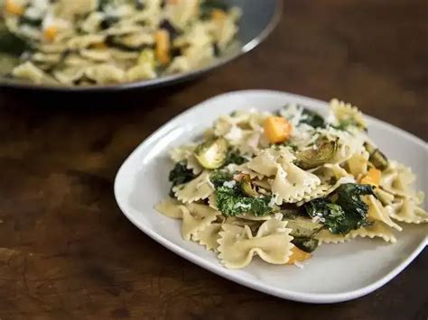 How many protein are in salad farfalle roasted vegetable 1/2 cup - calories, carbs, nutrition