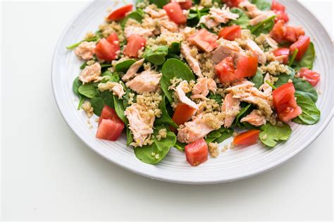 How many protein are in salmon, spinach walnut salad - calories, carbs, nutrition