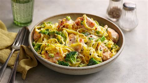 How many protein are in salmon and broccoli pasta - calories, carbs, nutrition