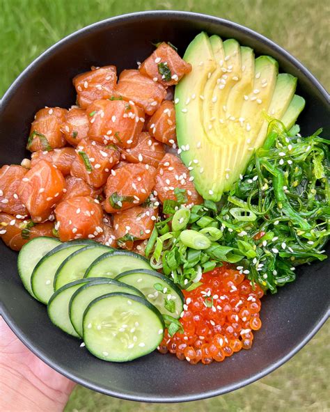 How many protein are in salmon poke bowl with brown rice and sriracha poke sauce - calories, carbs, nutrition