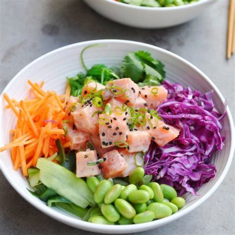 How many protein are in salmon poke bowl with soba noodles and sriracha poke sauce - calories, carbs, nutrition