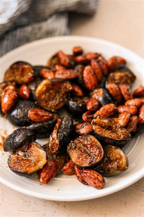 How many protein are in sand onions caramelized fig & white cheddar - calories, carbs, nutrition