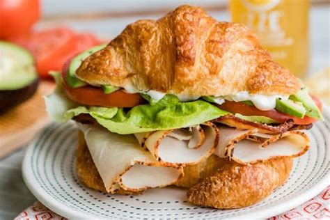 How many protein are in sand smoke house club croissant turkey & ham - calories, carbs, nutrition