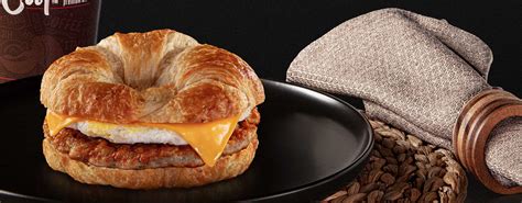 How many protein are in sausage, egg and cheese on a croissant - calories, carbs, nutrition