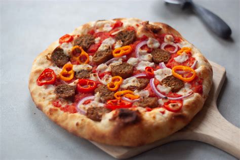 How many protein are in sausage pizza (7