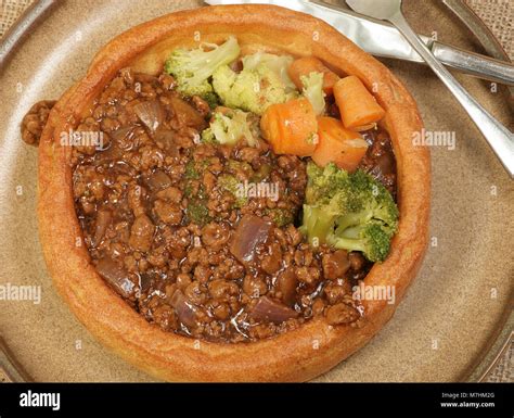 How many protein are in savoury veggie mince with a yorkshire pudding - calories, carbs, nutrition