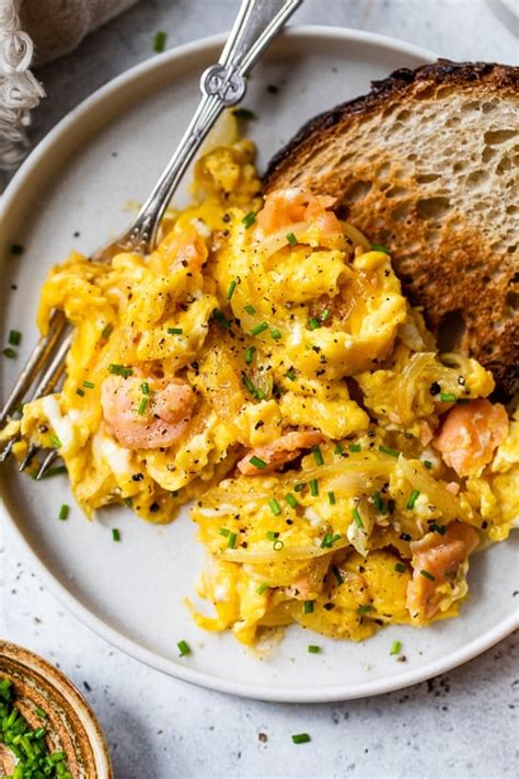 How many protein are in scrambled eggs with lox & cream cheese - calories, carbs, nutrition