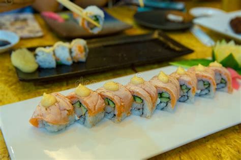 How many protein are in seafood roll on white roll - calories, carbs, nutrition
