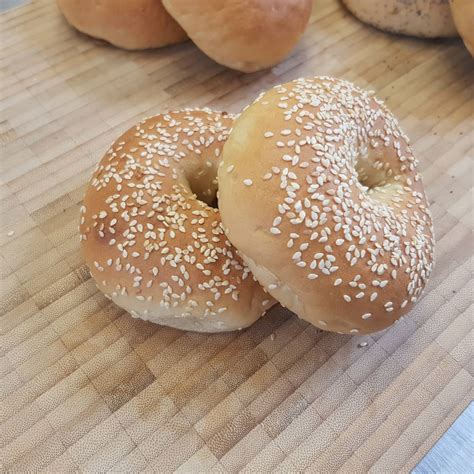 How many protein are in sesame bagels - calories, carbs, nutrition