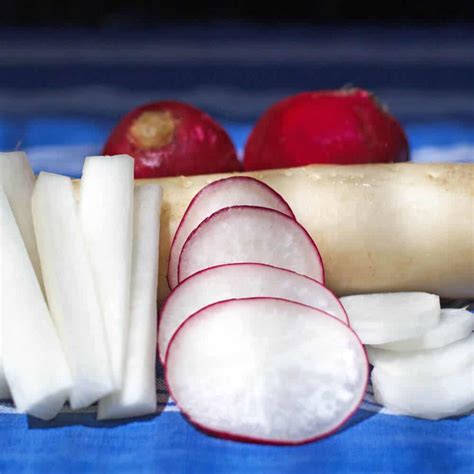 How many protein are in sliced radishes - calories, carbs, nutrition