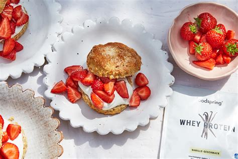 How many protein are in small plate strawberry shortcake - calories, carbs, nutrition