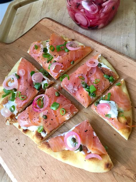 How many protein are in smoked salmon flatbread pizza - calories, carbs, nutrition