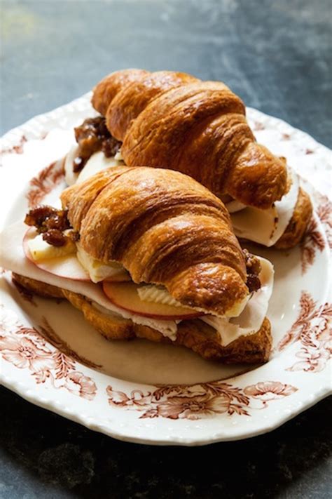 How many protein are in smoked turkey and brie croissant - calories, carbs, nutrition