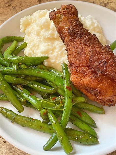 How many protein are in southern fried chicken with mashed potatoes and green beans - calories, carbs, nutrition