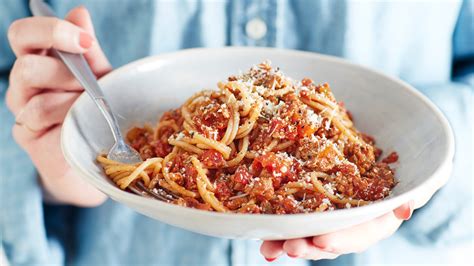 How many protein are in spaghetti bolgnaise with celery - calories, carbs, nutrition