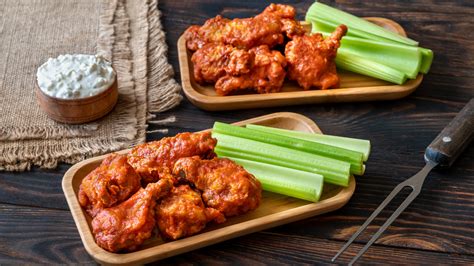 How many protein are in spicy buffalo wings with blue cheese and celery sticks - calories, carbs, nutrition