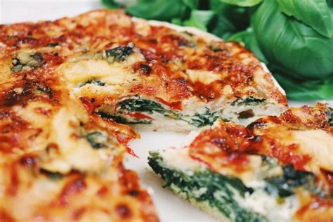 How many protein are in spinach, red pepper & feta quiche - calories, carbs, nutrition
